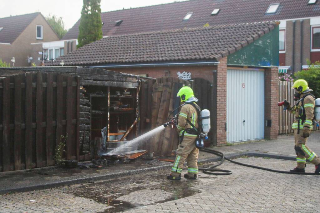 Schuur en schutting verwoest door onkruidbrander