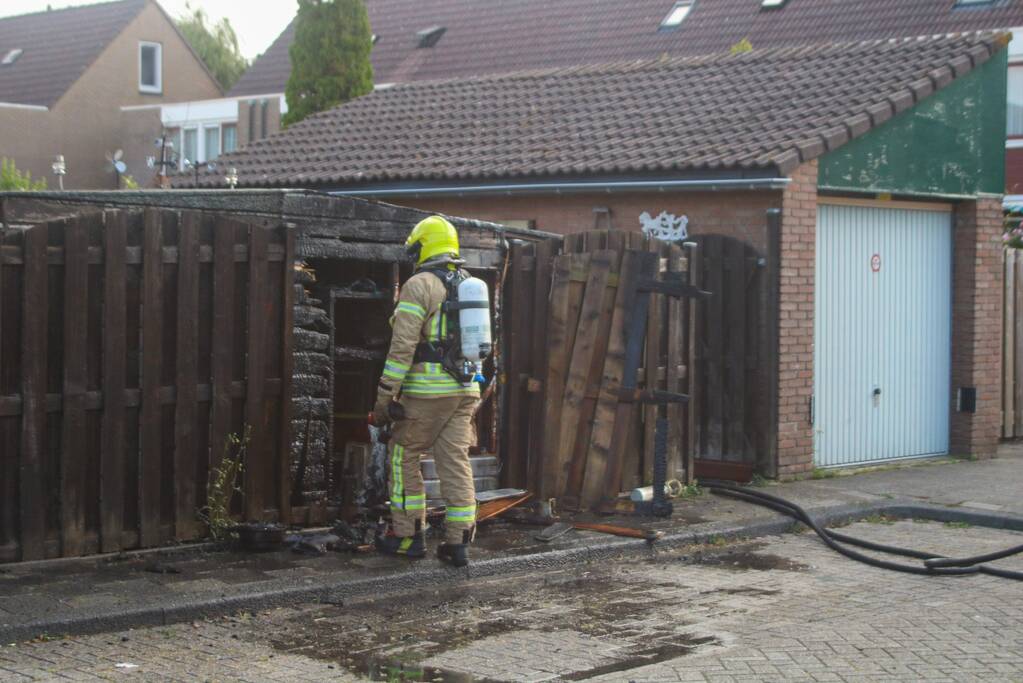 Schuur en schutting verwoest door onkruidbrander