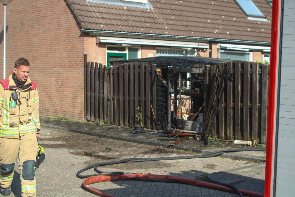 Schuur en schutting verwoest door onkruidbrander