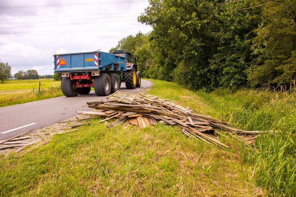 Oude schutting langs de weg gedumpt