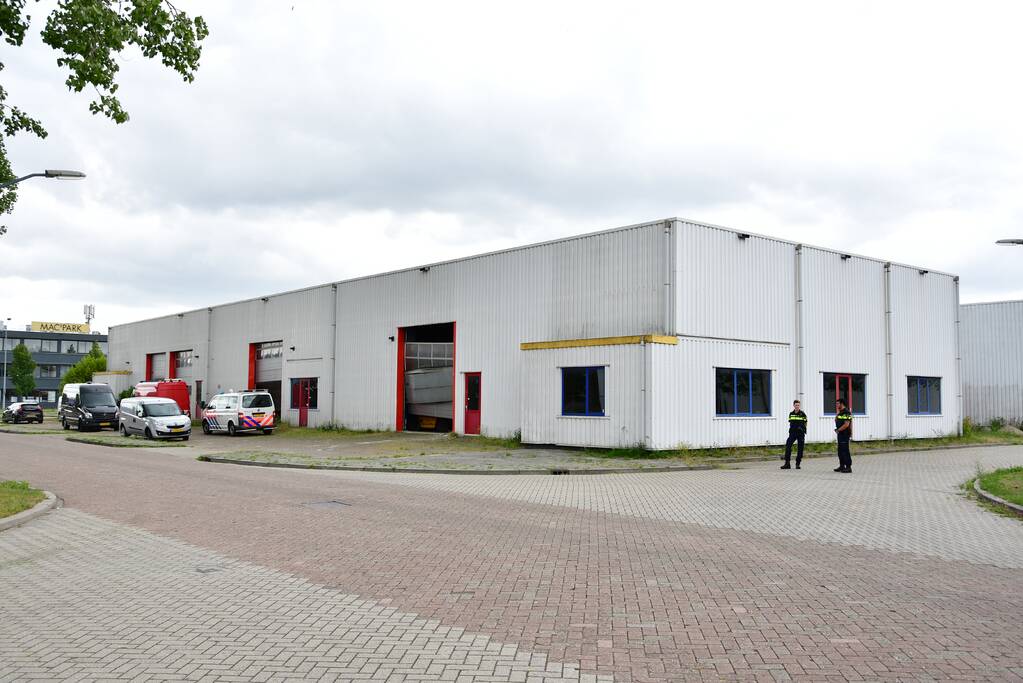 Zwaarbewapende agenten vallen loods binnen