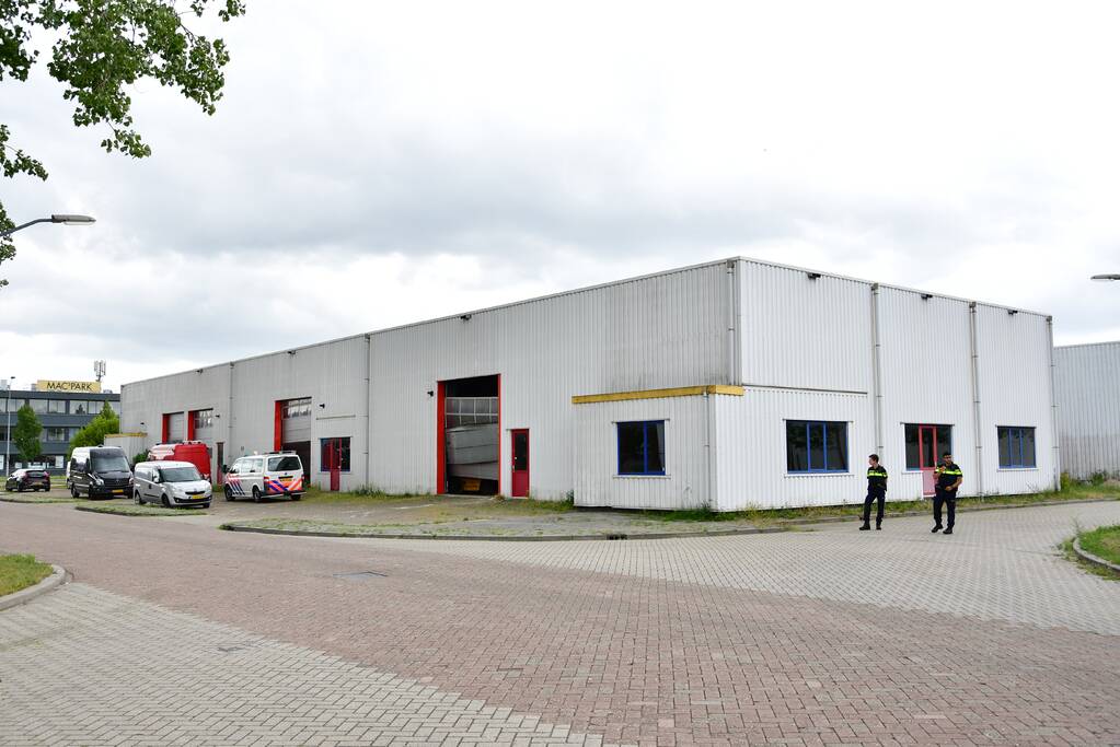 Zwaarbewapende agenten vallen loods binnen