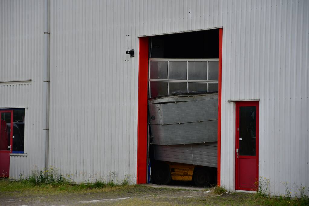 Zwaarbewapende agenten vallen loods binnen