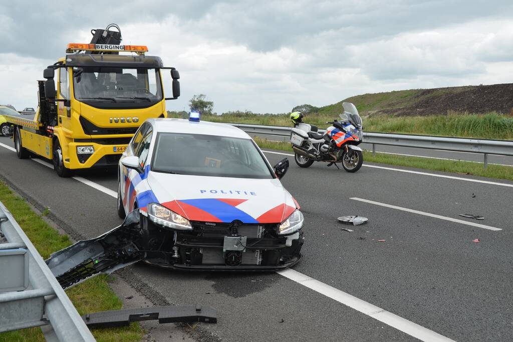 Politiewagen betrokken bij aanrijding op snelweg