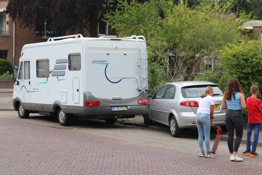 Automobilist botst op stilstaande camper