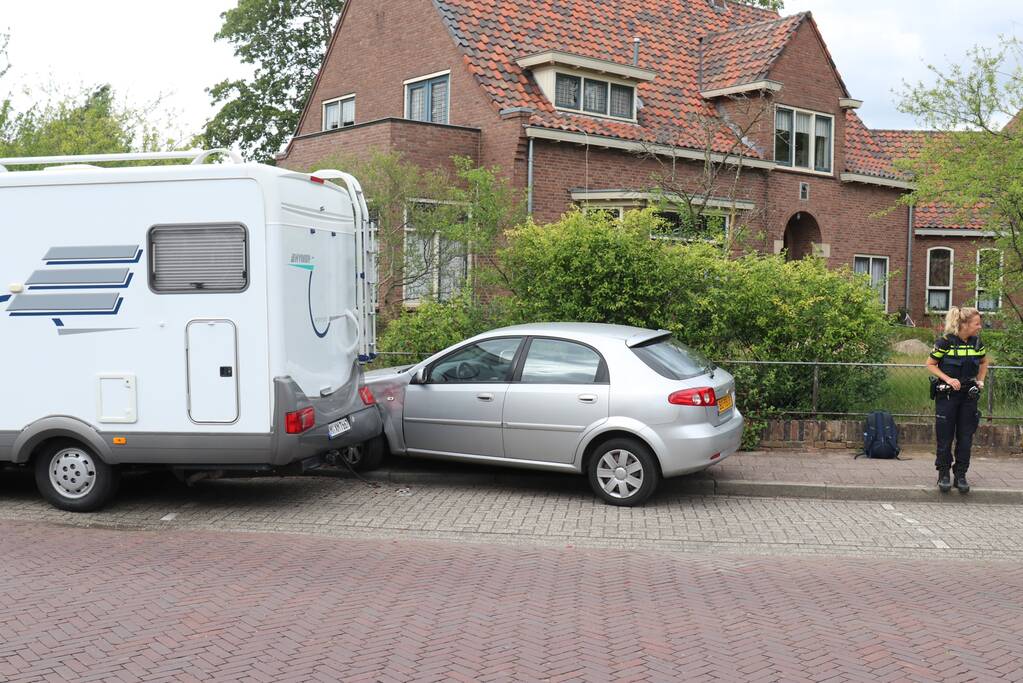 Automobilist botst op stilstaande camper