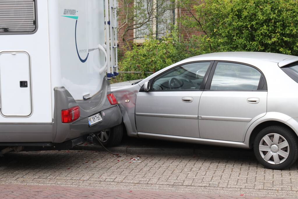 Automobilist botst op stilstaande camper