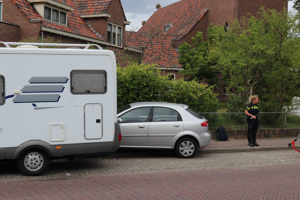 Automobilist botst op stilstaande camper