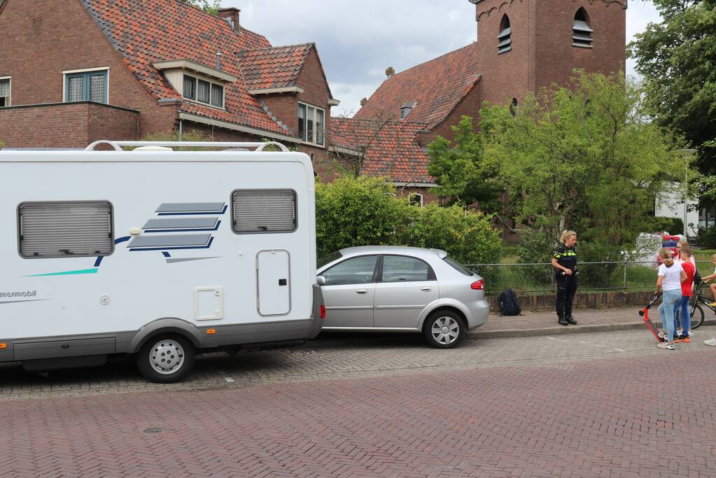 Automobilist botst op stilstaande camper