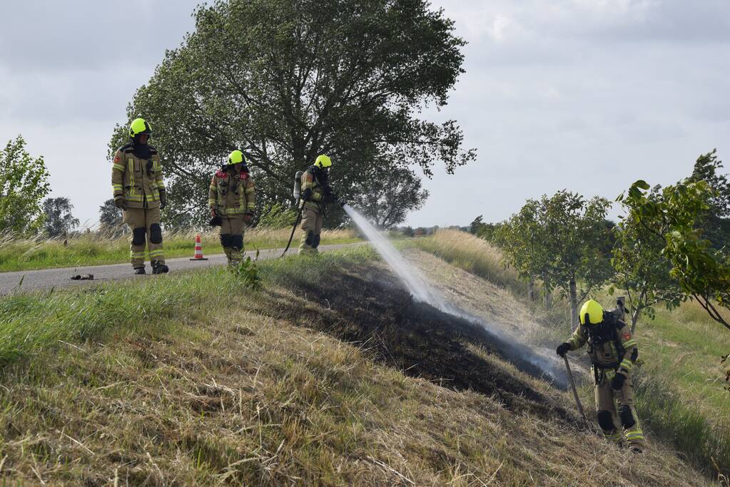 Veel rook bij brand op dijk