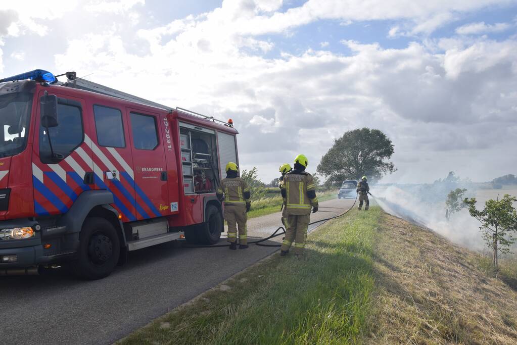 Veel rook bij brand op dijk