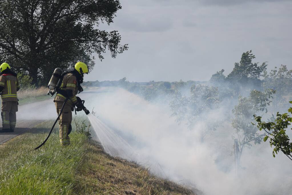 Veel rook bij brand op dijk