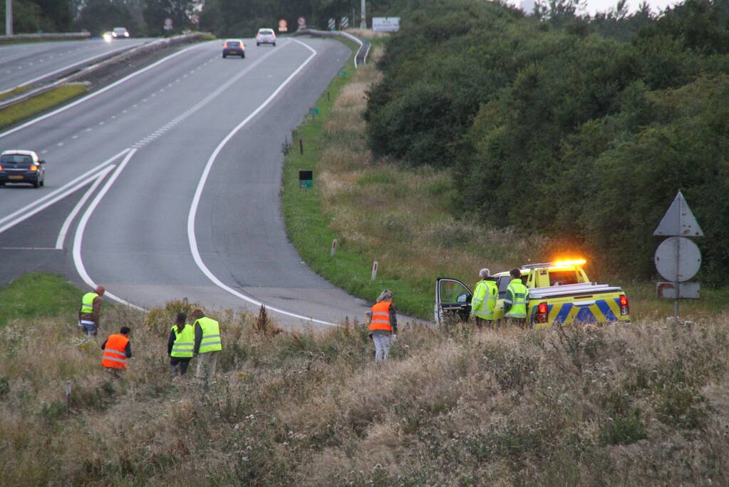 Grote zoekactie naar onder auto vandaan gevallen kitten