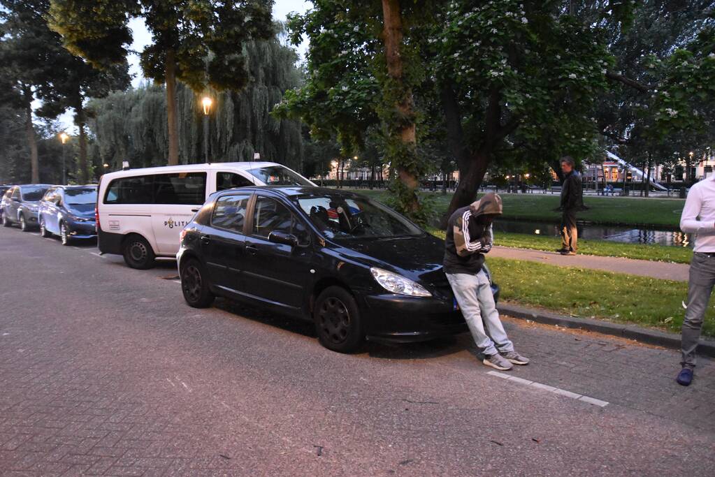 Fietser botst op rijdende auto