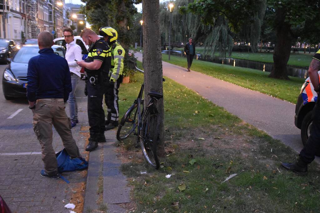 Fietser botst op rijdende auto