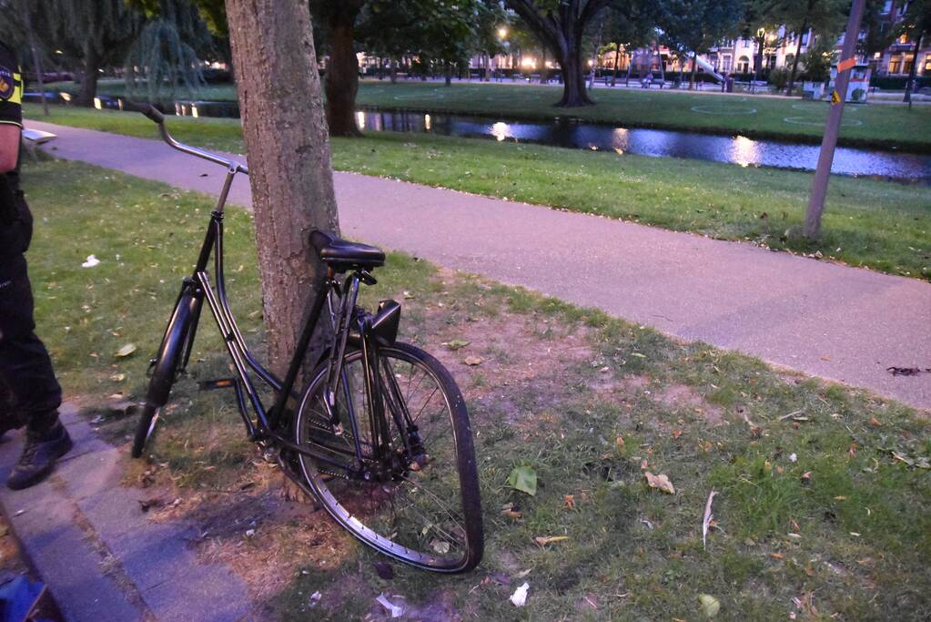 Fietser botst op rijdende auto