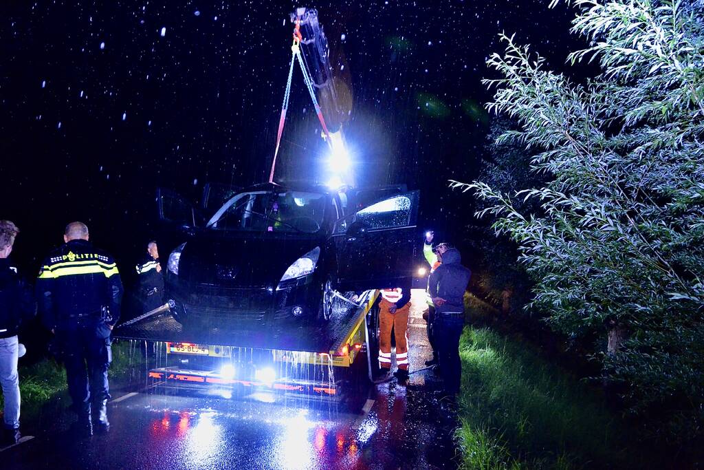 Gestolen auto in Aarkanaal aangetroffen