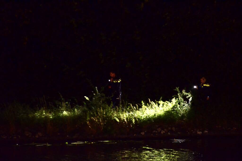 Gestolen auto in Aarkanaal aangetroffen