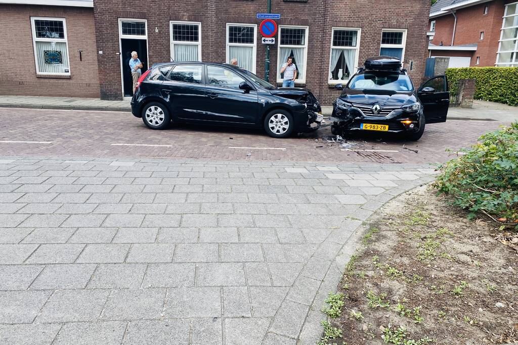 Flinke schade na verkeersongeval op kruising