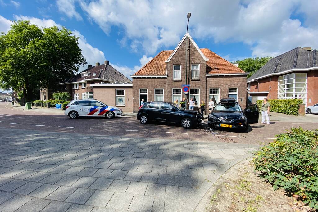 Flinke schade na verkeersongeval op kruising