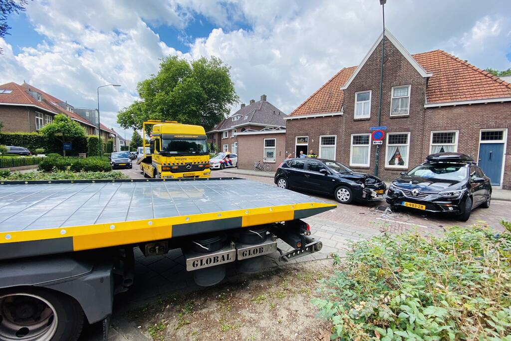 Flinke schade na verkeersongeval op kruising