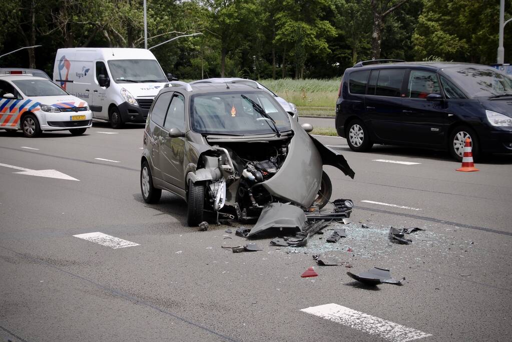 Veel schade bij kop-staart botsing met brommobiel
