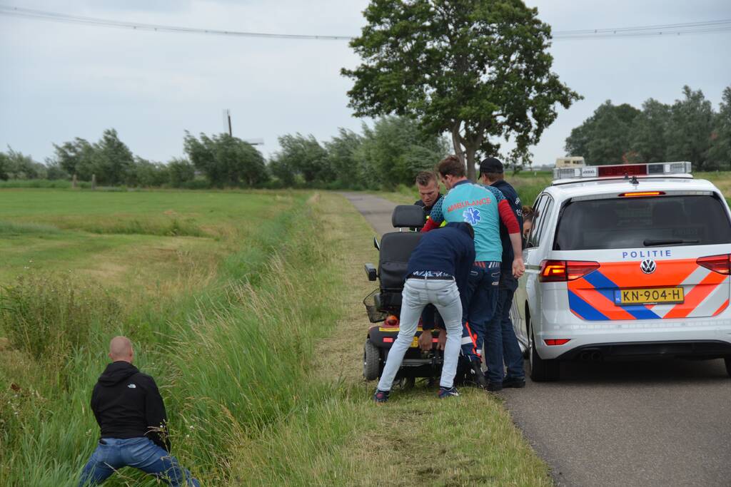 Omstanders halen scootmobiel uit greppel