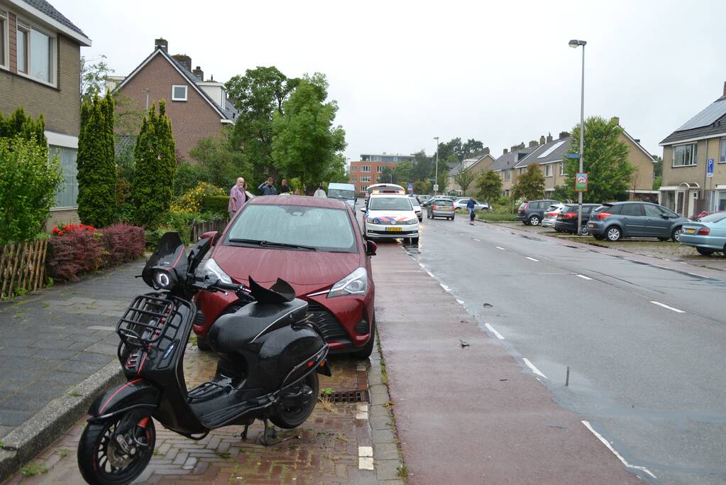 Veel schade na aanrijding tussen twee scooters