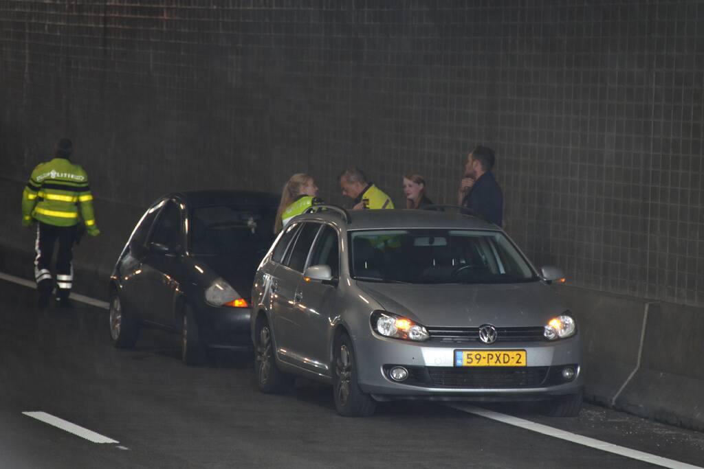 Rijbanen afgesloten na kop-staart aanrijding