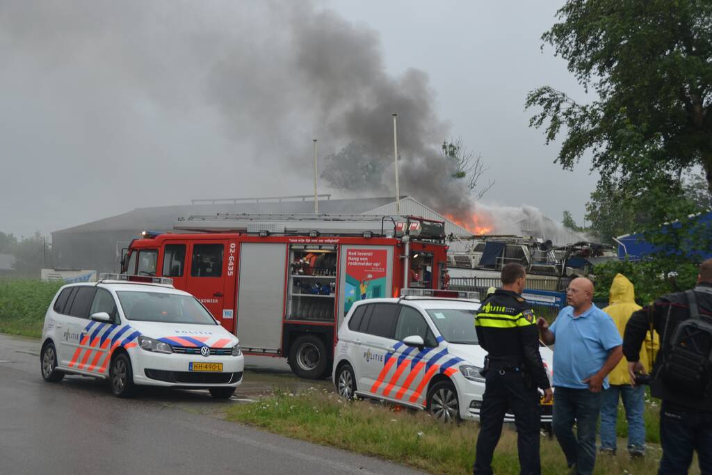 Uitslaande brand in loods met boten