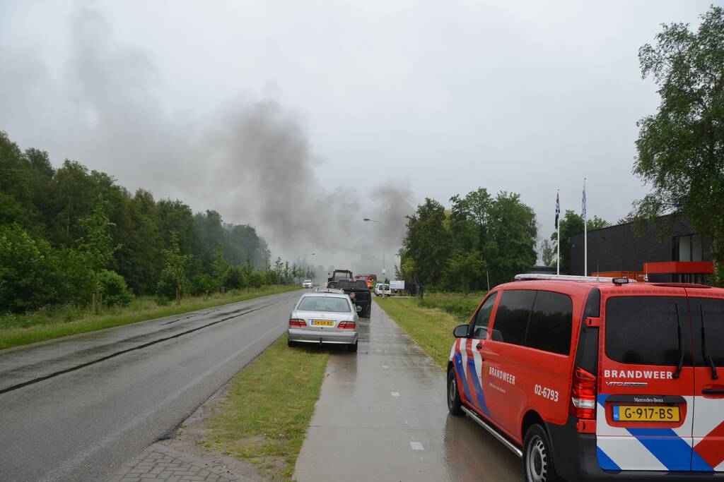 Uitslaande brand in loods met boten