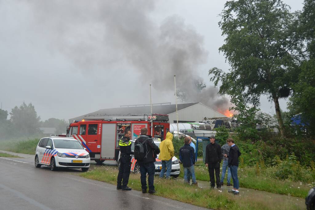 Uitslaande brand in loods met boten