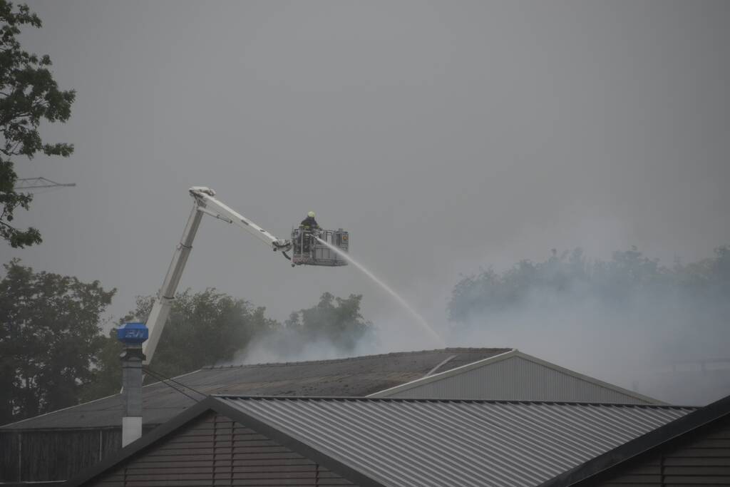 Uitslaande brand in loods met boten