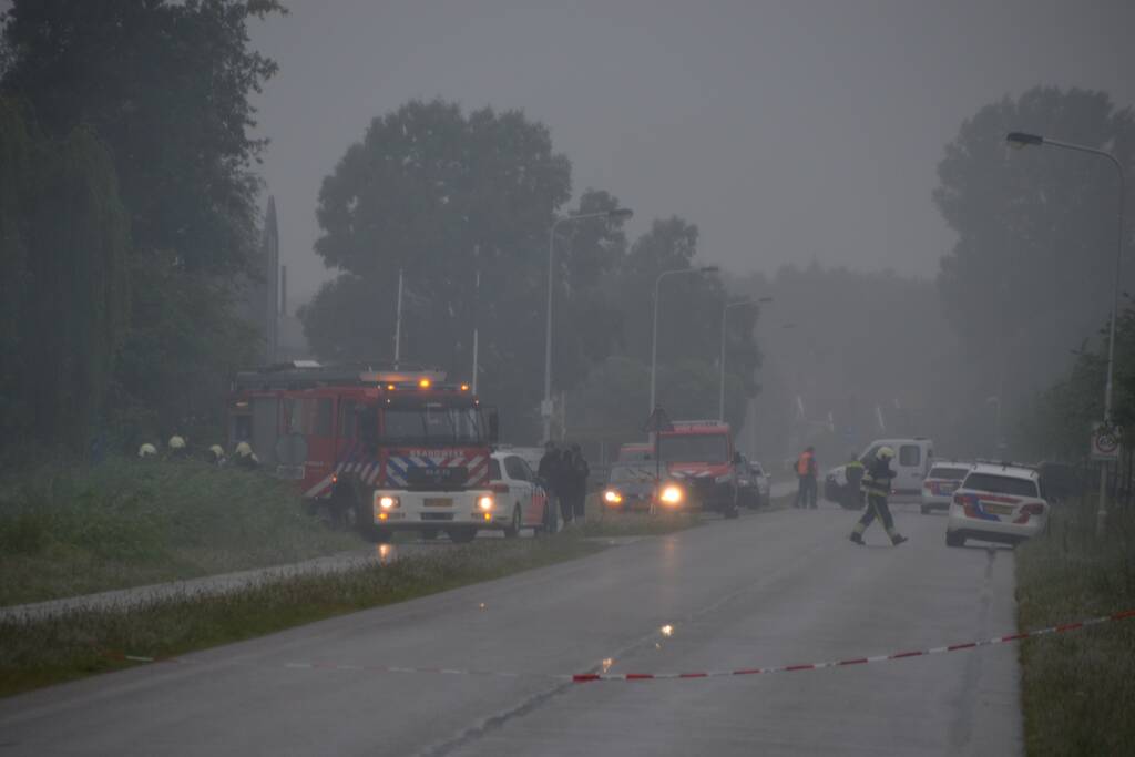 Uitslaande brand in loods met boten