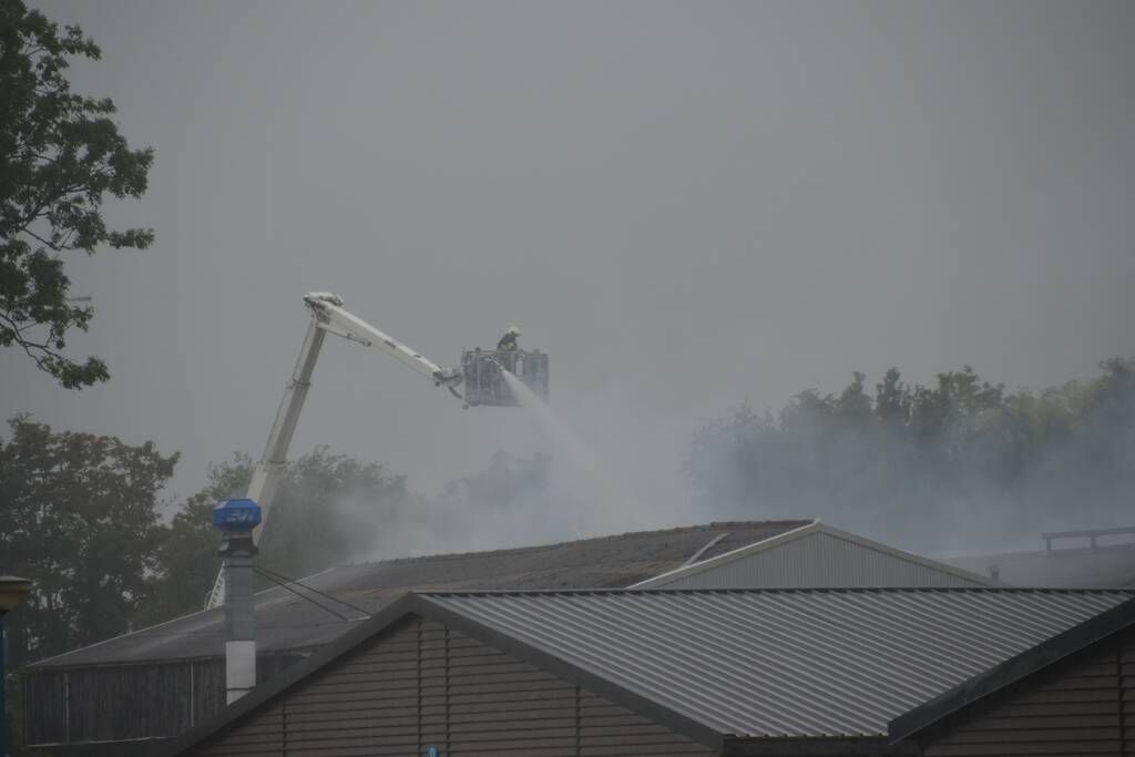 Uitslaande brand in loods met boten