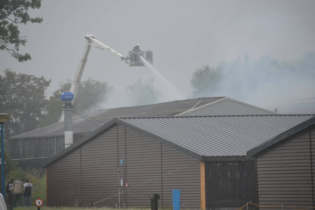 Uitslaande brand in loods met boten