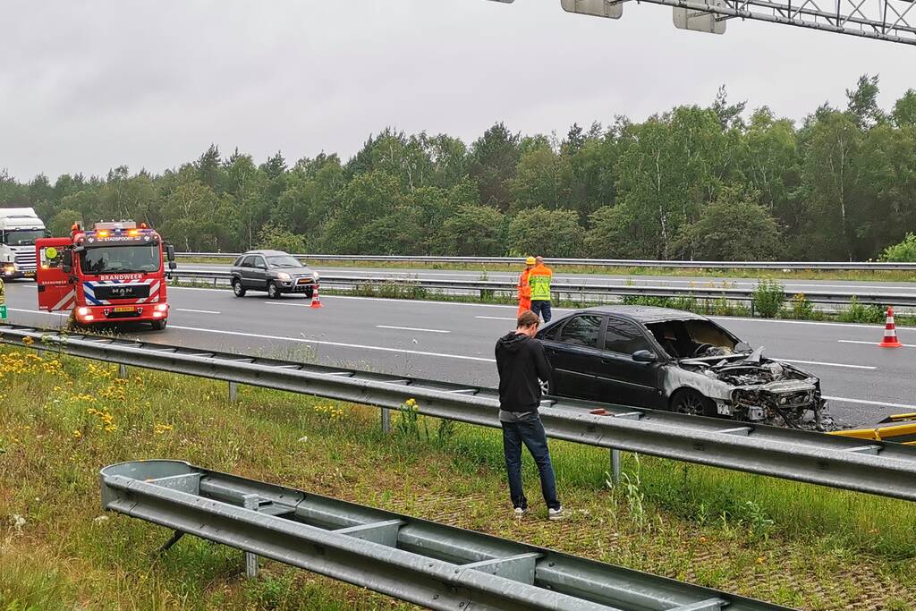 Personenauto verwoest na brand