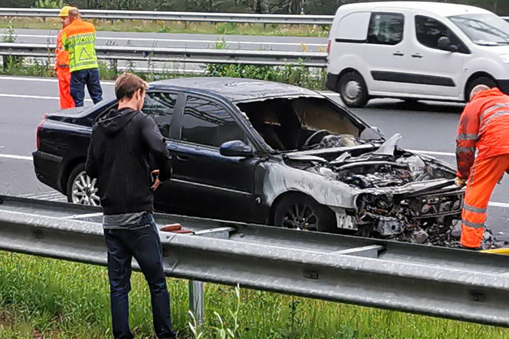 Personenauto verwoest na brand
