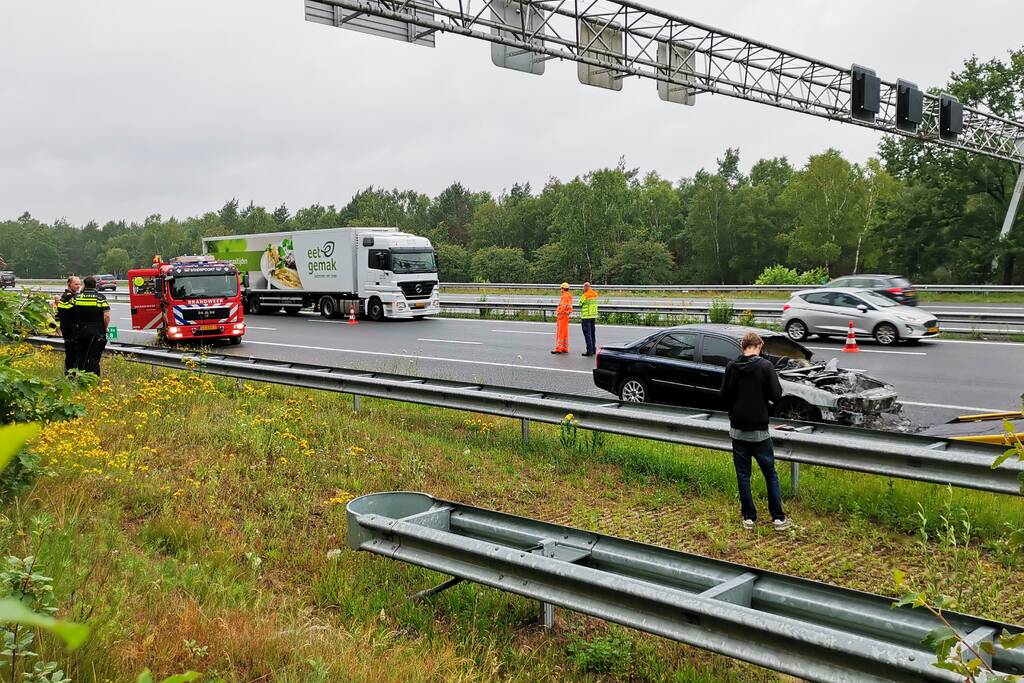 Personenauto verwoest na brand