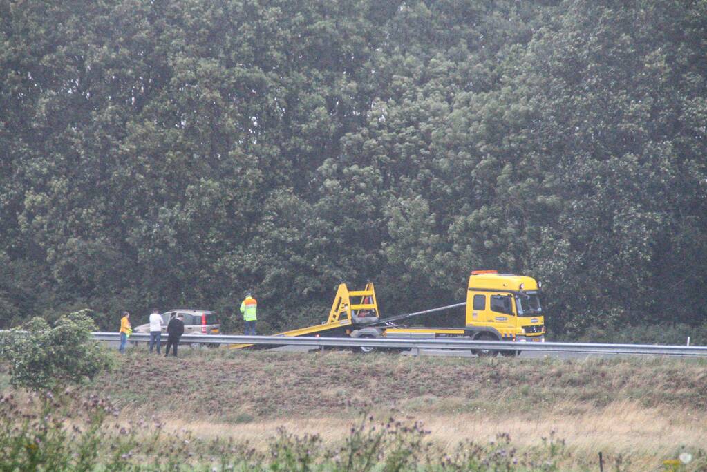Auto beschadigd na botsing op vangrail
