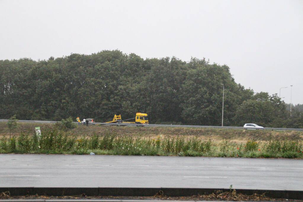 Auto beschadigd na botsing op vangrail
