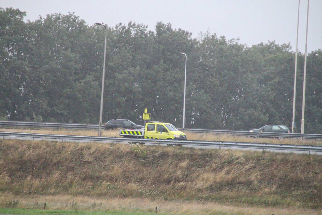 Auto beschadigd na botsing op vangrail