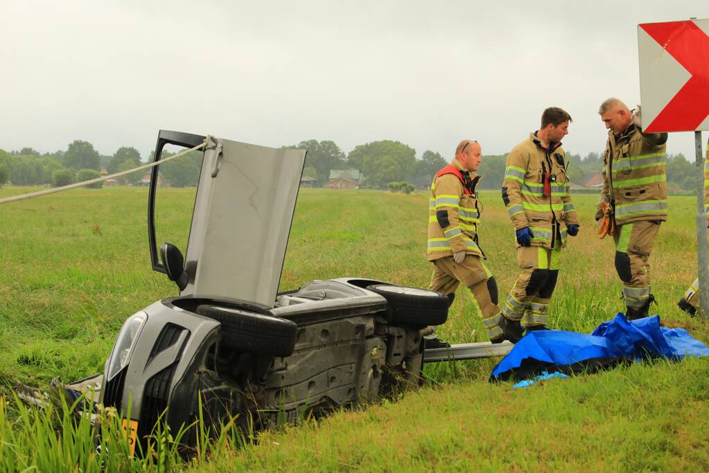 Auto vliegt uit de bocht en belandt in sloot