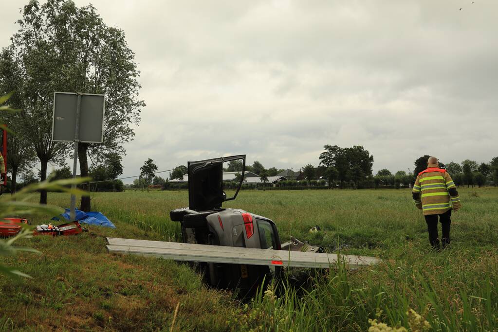 Auto vliegt uit de bocht en belandt in sloot