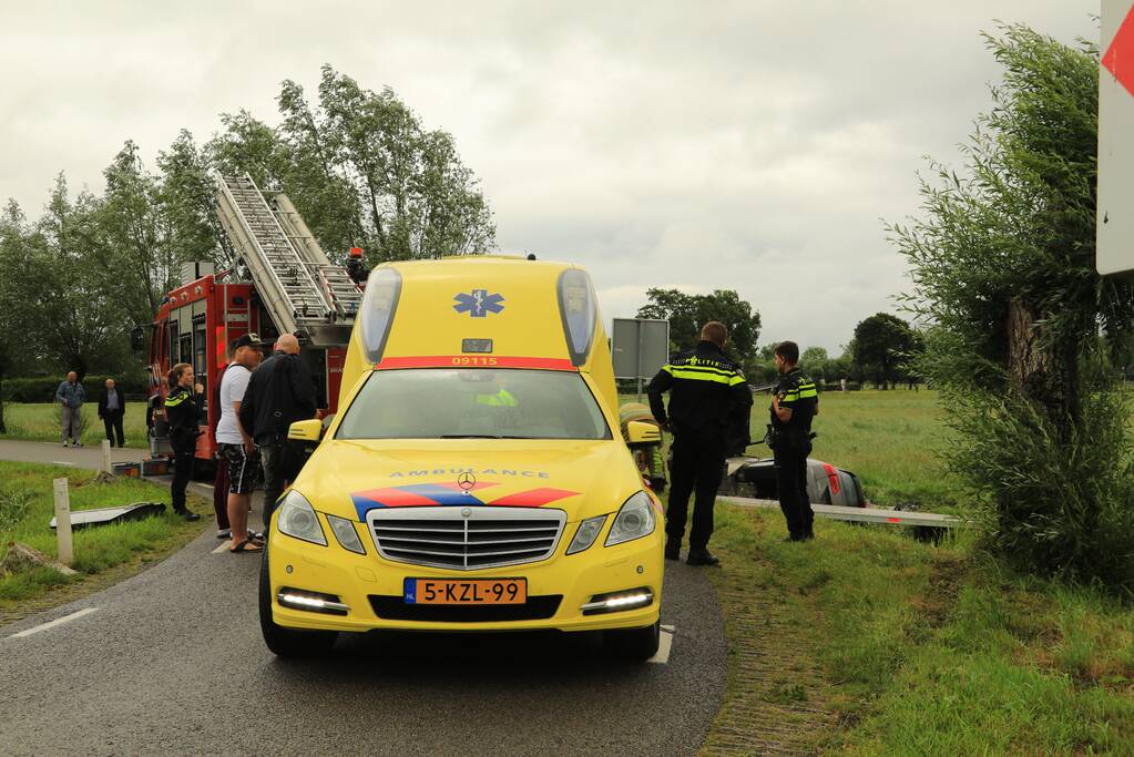 Auto vliegt uit de bocht en belandt in sloot