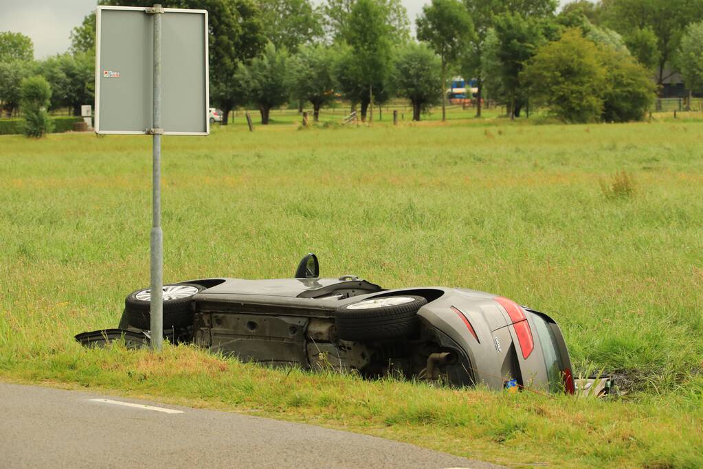 Auto vliegt uit de bocht en belandt in sloot