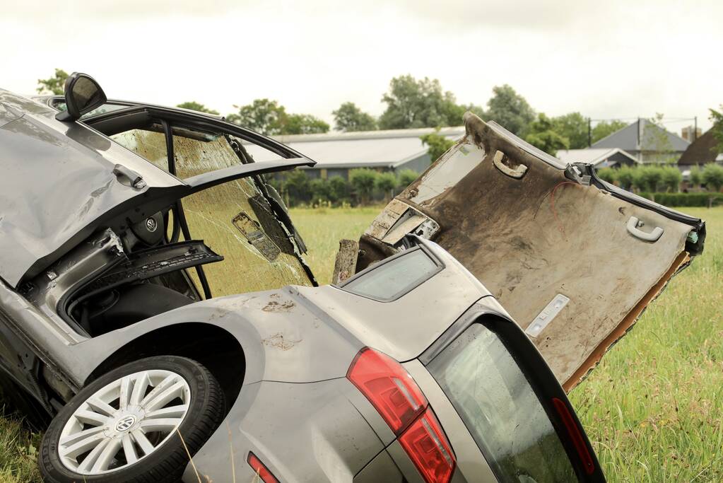 Auto vliegt uit de bocht en belandt in sloot
