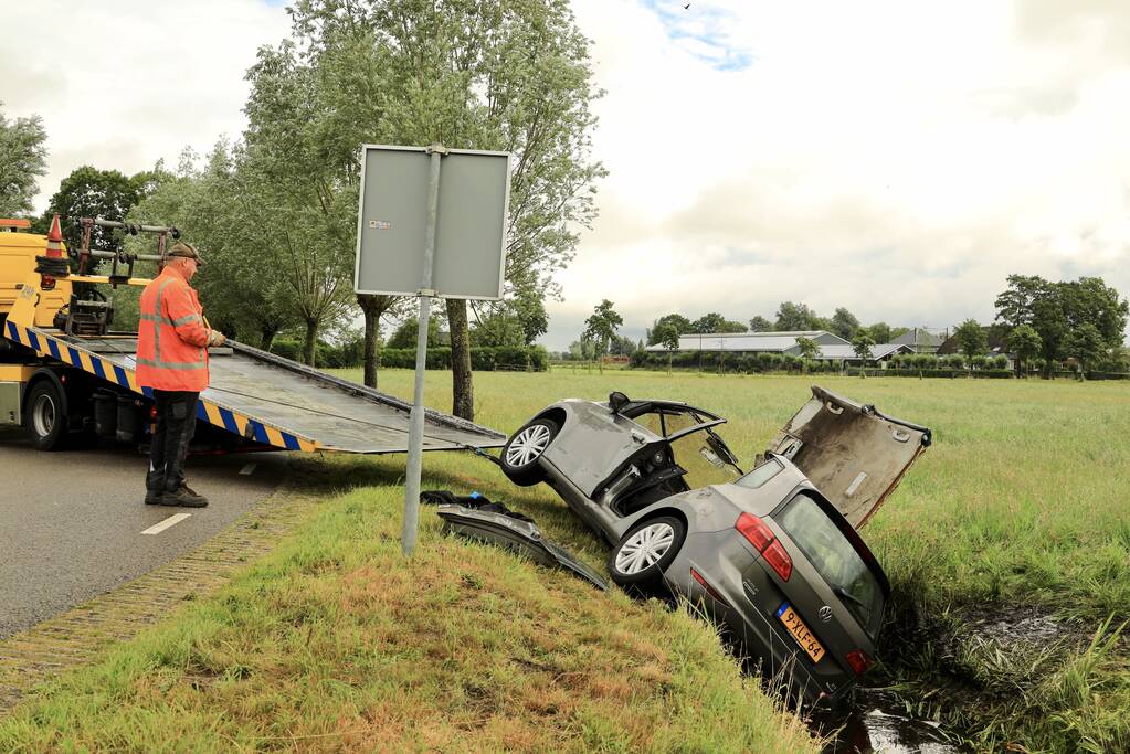 Auto vliegt uit de bocht en belandt in sloot