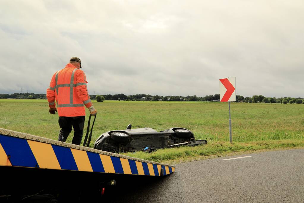 Auto vliegt uit de bocht en belandt in sloot
