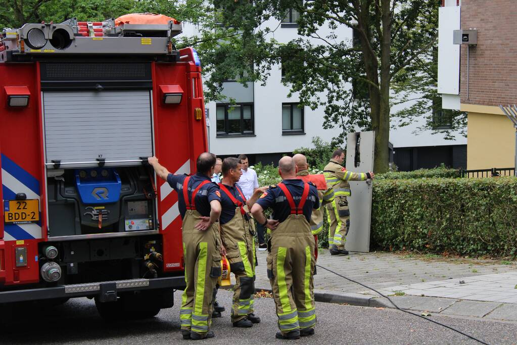 Deur kelderbox vliegt in brand